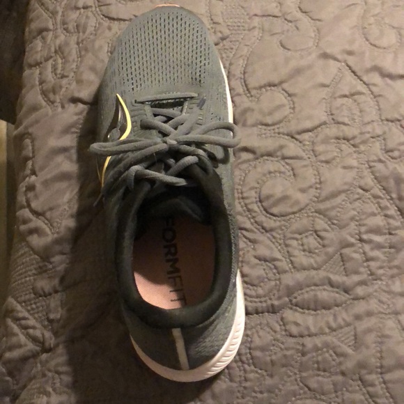 Saucony pwrrun shoes size 9.5 wide. Only worn a few times - Picture 2 of 4